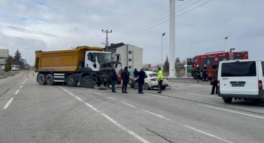 Kamyonla otomobil kafa kafaya çarpıştı: 1 ölü
