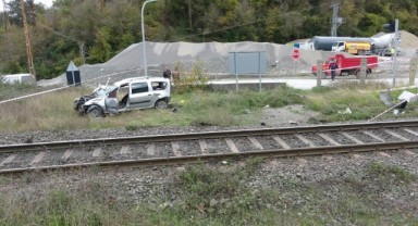 Kapalı bariyerden geçmek isteyen otomobile tren çarptı: 1'i ağır 2 yaralı
