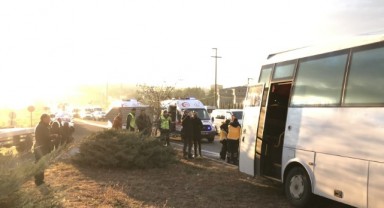 Karşı şeride geçen otomobil servisle çarpıştı: 1 ölü, 10 yaralı