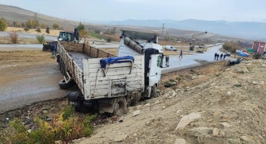 Karşı şeride geçen tır, otomobile çarptı: 1 yaralı