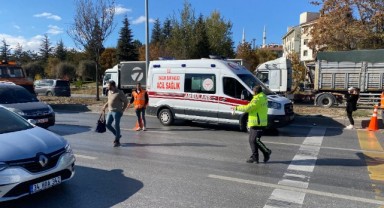 Karşıdan karşıya geçmeye çalışan yaya otomobil çarptı