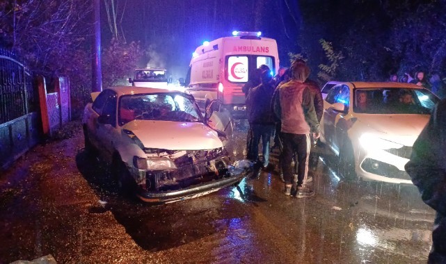 Kayganlaşan yolda 3 araç çarpıştı, 3 kişi yaralandı