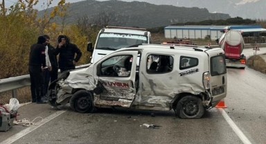 Kayganlaşan yolda iki otomobil çarpıştı: 7 yaralı