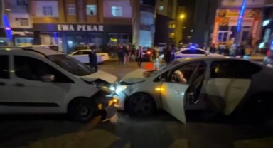 Kazaya karışan iki otomobil savrularak diğer araçlara çarptı: 7 yaralı