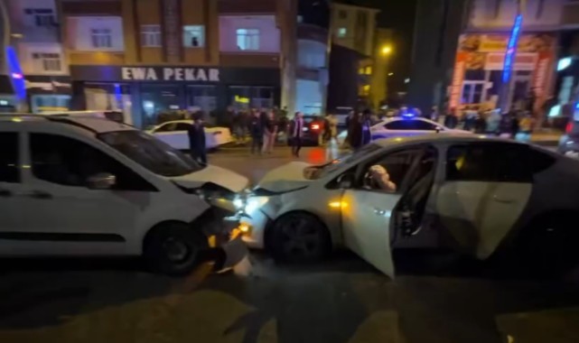 Kazaya karışan iki otomobil savrularak diğer araçlara çarptı: 7 yaralı