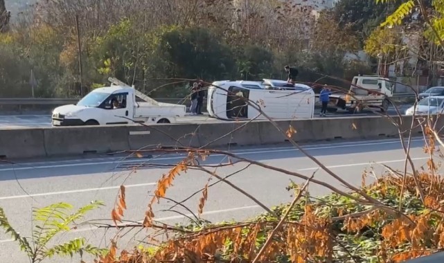 Kontrolden çıkan hafif ticari araç yan yattı: 4 yaralı