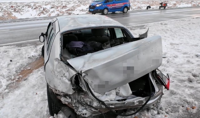 Kontrolden çıkan otomobil otobüse çarptı: 1 yaralı