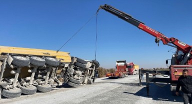 Lastiği patlayan tır devrildi, 1 kişi yaralandı