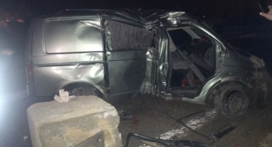Minibüs aydınlatma direğine çarptı: 1’i ağır 2 yaralı