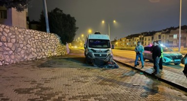 Minibüs ile motosiklet kafa kafaya çarpıştı: 1 ağır yaralı
