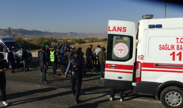 Minibüs ile traktör çarpıştı: 2'si ağır 5 yaralı