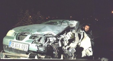 Motosiklet otomobille çarpıştı: 1 ölü, 1 yaralı