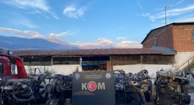 Oto tamir servisine motor şasesi operasyonu