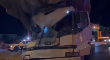 Otogar kavşağında otobüs ile kamyon çarpıştı: 14 yaralı