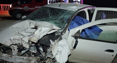 Otomobil bariyerlere çarptı: 1 ölü, 2 yaralı