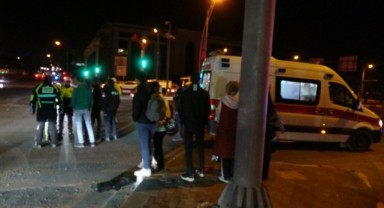 Otomobil ile çarpışan motosiklet yola savruldu: 2 yaralı