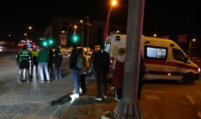 Otomobil ile çarpışan motosiklet yola savruldu: 2 yaralı