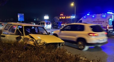 Otomobil ile çarpışan Tofaş fırlayarak refüje uçtu: 3 yaralı