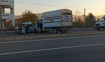 Otomobil ile kamyonet çarpıştı: 1 ölü, 1 yaralı
