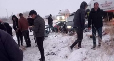 Otomobil ile minibüs çarpıştı: 2 ölü 5 yaralı