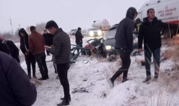 Otomobil ile minibüs çarpıştı: 2 ölü 5 yaralı