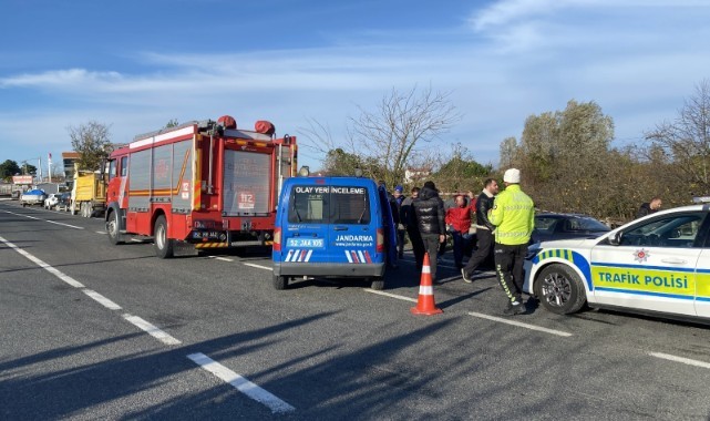 Otomobil, kavşaktan dönen kamyona arkadan çarptı: 3 ölü