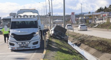 Otomobil orta refüje çarparak kanala düştü: 5 yaralı