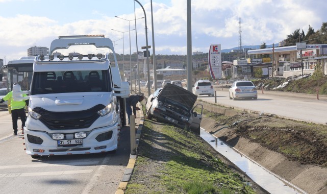 Otomobil orta refüje çarparak kanala düştü: 5 yaralı