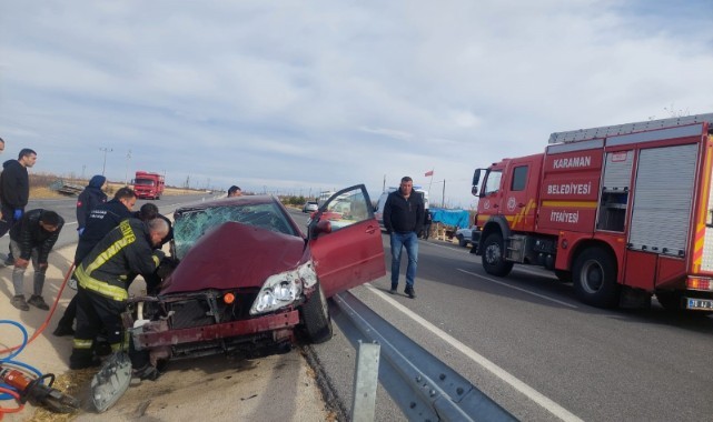 Otomobil römork ve bariyerlere çarptı: 4 yaralı