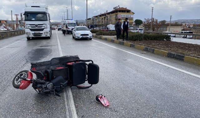Otomobil üç tekerlekli elektrikli bisiklete çarptı: 1 ağır yaralı