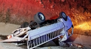Otomobilin arkadan çarptığı kamyonet devrildi: 1 yaralı