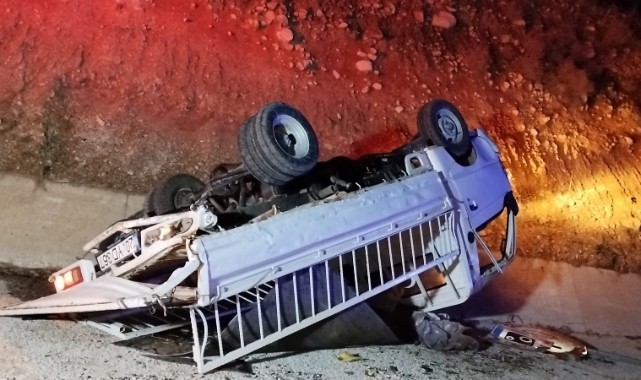 Otomobilin arkadan çarptığı kamyonet devrildi: 1 yaralı