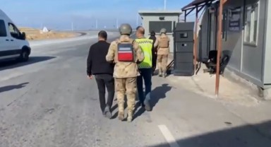 Otomobilin bagajında yakalanan düzensiz göçmen sınır dışı edildi