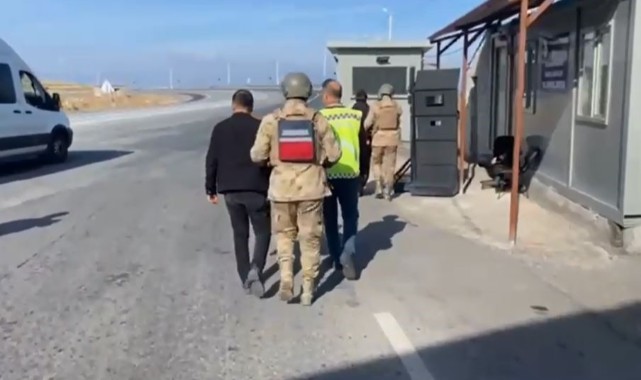 Otomobilin bagajında yakalanan düzensiz göçmen sınır dışı edildi