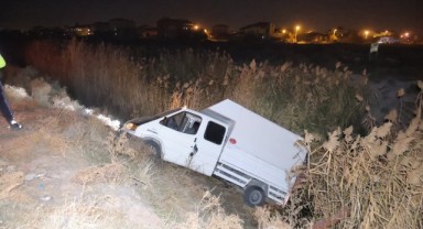 Otomobilin çarptığı kamyonet sulama kanalına düştü: 4 yaralı