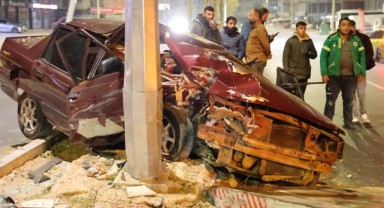 Otomobilin hurdaya döndüğü kazada 2 kişi yaralandı