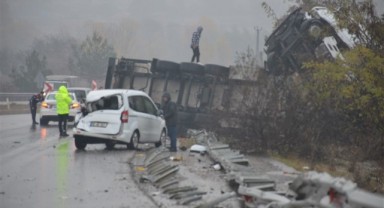 Polis otosuna kaza yerinde tır çarptı