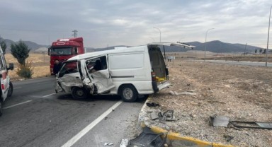Refüje çarpan minibüste 6 kişi yaralandı