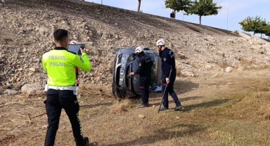 Şanlıurfa'da araç şarampole devrildi! 3 yaralı