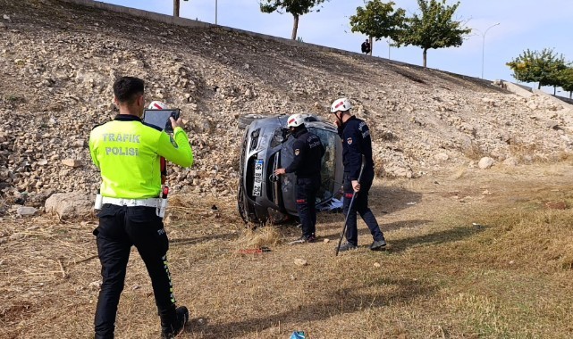 Şanlıurfa'da araç şarampole devrildi! 3 yaralı