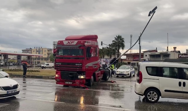 Serik'te tırlar çarpıştı: 1 yaralı
