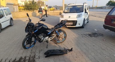 Şerit ihlali yapan hafif ticari araca motosiklet çarptı: 1'i ağır 2 yaralı