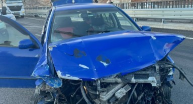 Siverek karayolunda otomobil bariyerlere çarptı: 2 yaralı