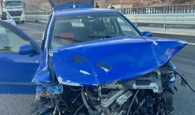Siverek karayolunda otomobil bariyerlere çarptı: 2 yaralı