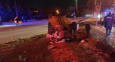 Takla atan otomobil bariyerlere çarptı: 2 yaralı
