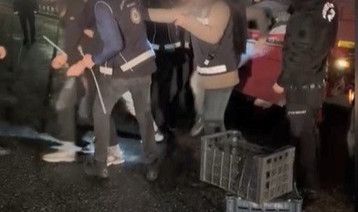 Tır dorsesinde 24 kaçak göçmen yakalandı
