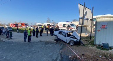 Tırla çarpışan Fiat Tofaş parçalandı: 4'ü çocuk 6 yaralı