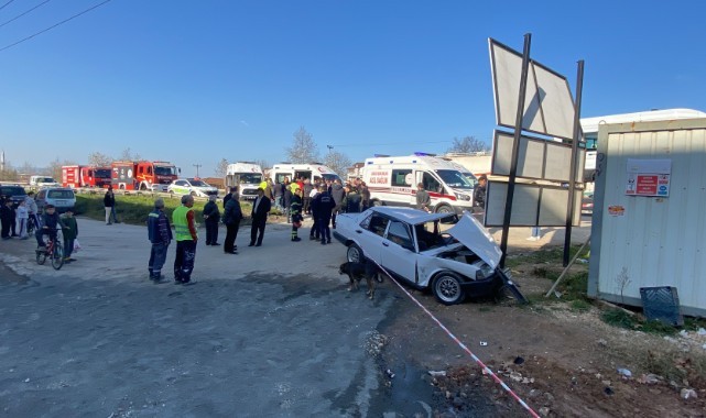 Tırla çarpışan Fiat Tofaş parçalandı: 4'ü çocuk 6 yaralı