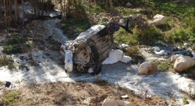 Trafiğe kapalı yola giren araç dere yatağına uçtu: 1 ölü