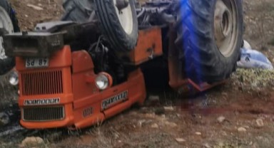 Traktör devrildi, baba öldü kızı yaralandı